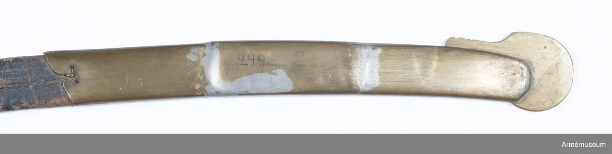 Balja av läder med tre mässingsbeslag och två koppelringar av järn.