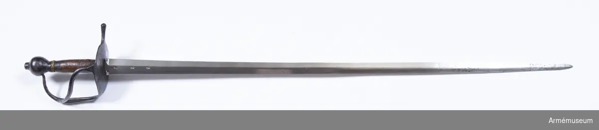 Klingans bredd vid fästet är 34 mm. Kavellindningen saknas.   Parerplåten är märkt O.Z.C. N 66, på översidan H.R.L.C. No. 131.