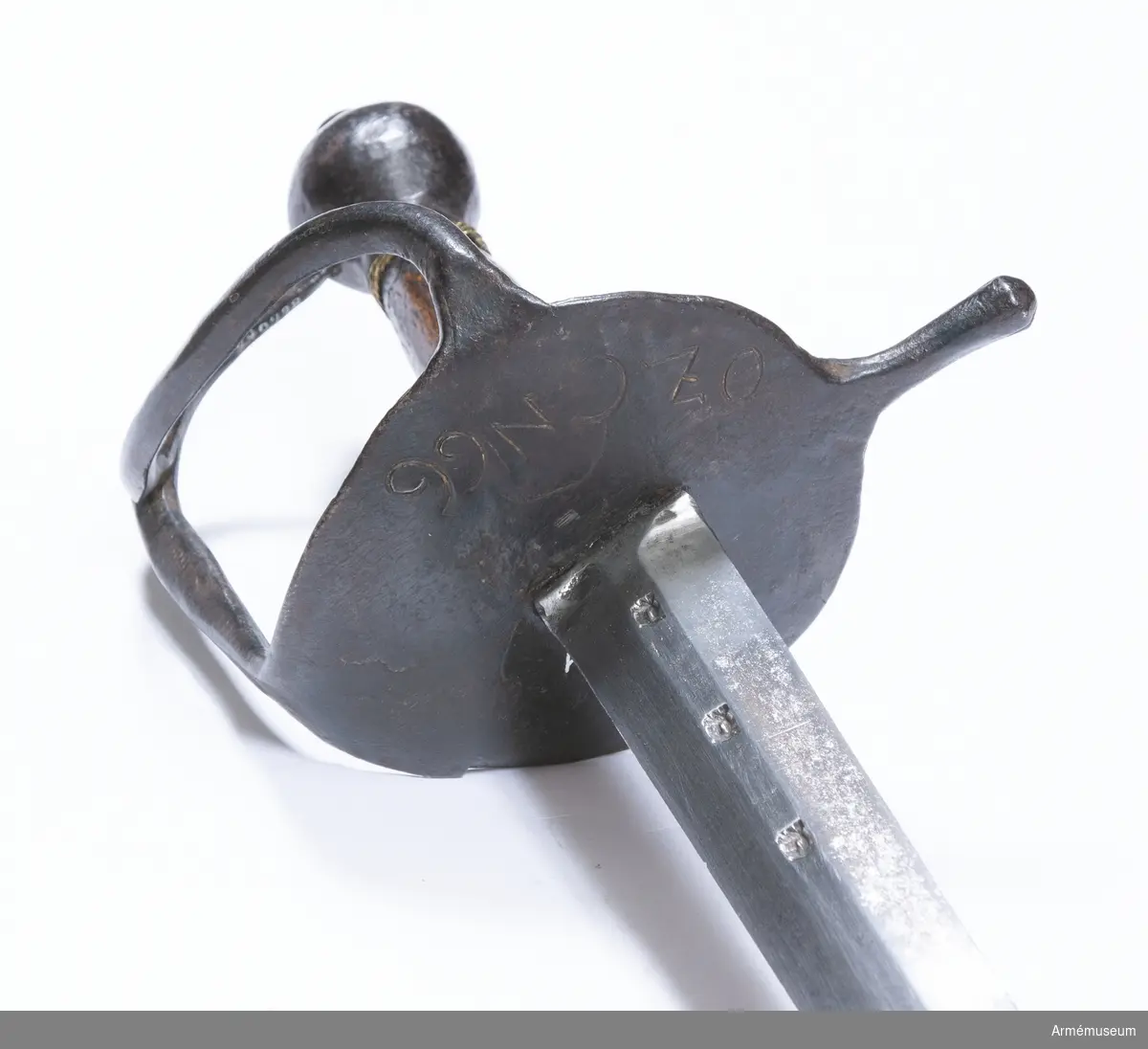 Klingans bredd vid fästet är 34 mm. Kavellindningen saknas.   Parerplåten är märkt O.Z.C. N 66, på översidan H.R.L.C. No. 131.