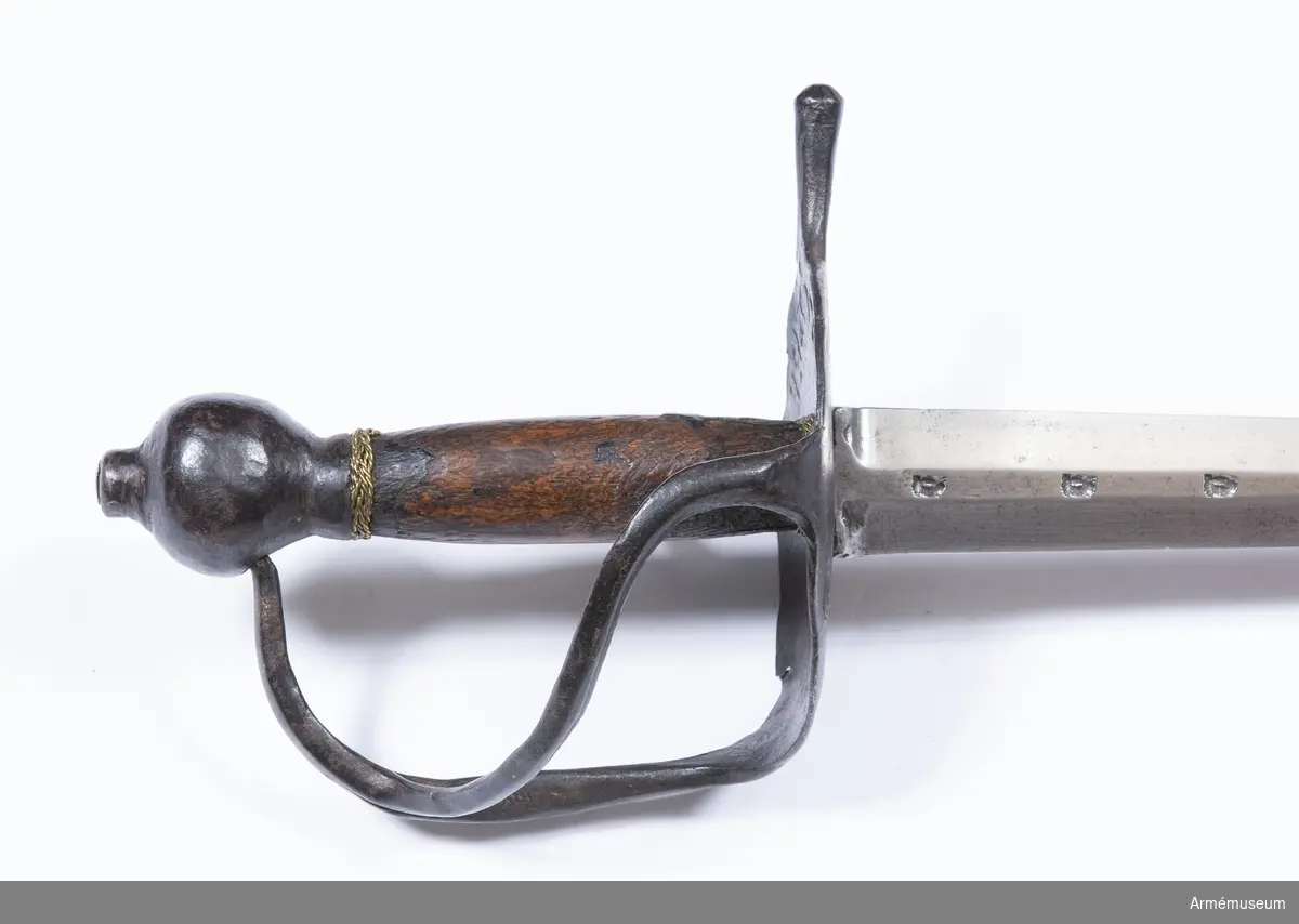 Klingans bredd vid fästet är 34 mm. Kavellindningen saknas.   Parerplåten är märkt O.Z.C. N 66, på översidan H.R.L.C. No. 131.