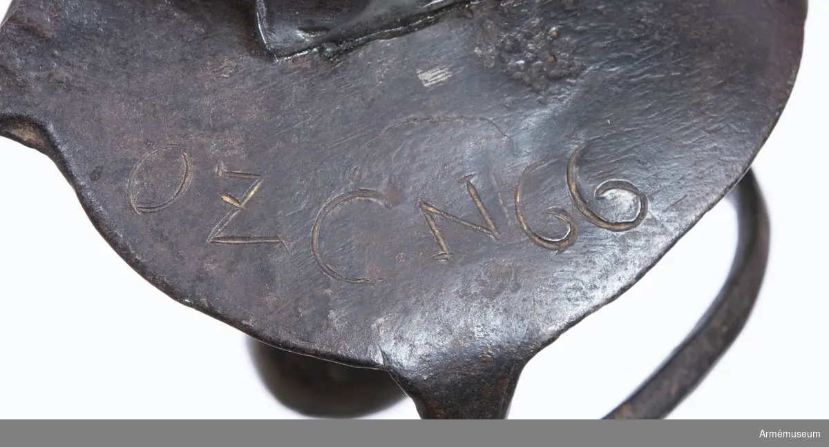 Klingans bredd vid fästet är 34 mm. Kavellindningen saknas.   Parerplåten är märkt O.Z.C. N 66, på översidan H.R.L.C. No. 131.