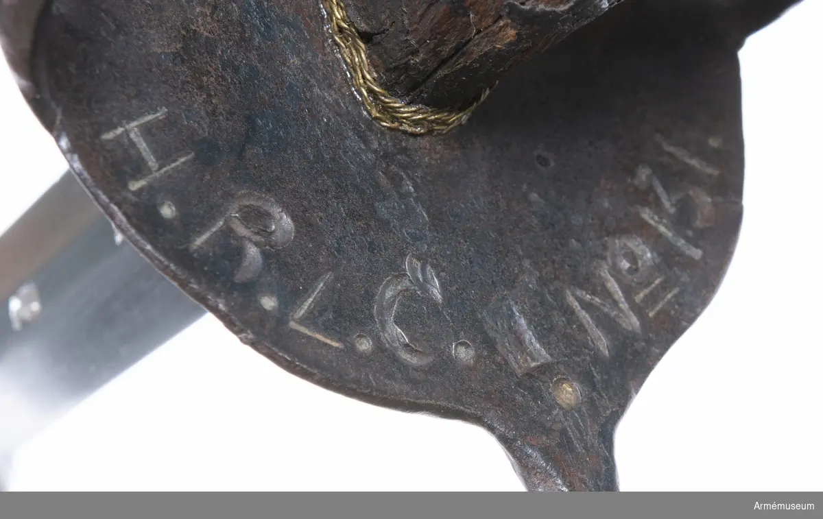 Klingans bredd vid fästet är 34 mm. Kavellindningen saknas.   Parerplåten är märkt O.Z.C. N 66, på översidan H.R.L.C. No. 131.