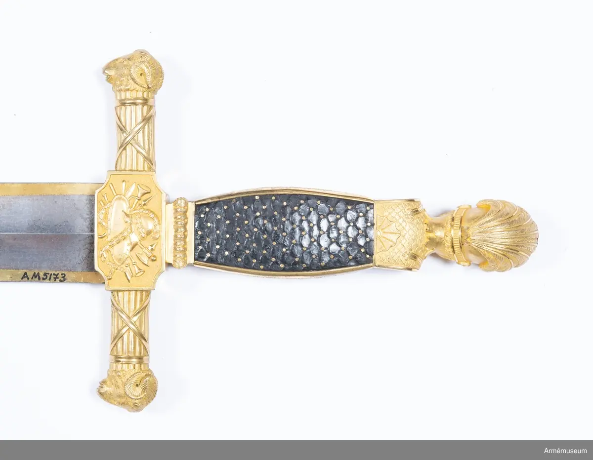 Grupp D II. 
Klingans bredd upptill är 41 mm. Klingan är tveeggad och tycks ursprungligen ha tillhört en pallasch m/1775 eller 1776. Upptill är den på en längd av omkring 350 mm blånad och delvis förgylld med på ena sidan Upplands vapen, kronprins Frans Josef Oskars och Karl XIV Johans krönta namnchiffer samt på den andra inskriften "Till Christian Ahlström av Officers Corpsen vid Uplands regemente år 1827" allt i etsat och förgyllt arbete.

Vapnet har enkelt korsfäste av förgylld mässing. Knappen har formen av ett hjälmpryttt huvud, eller kanske snarare herm. Kaveln har rektangulärt tvärsnitt. Fram och bak betäcks den av  beslag, som är prydda med rik, ciselerad ornering, men på  sidorna består den av svart fjällikt skuret trä samt pryds med  små inslagna mässingsbeslag, som på mitten pryds med ett  upphöjt, ciselerat band. Vid korset har fästet ett kraftigt beslag, i vilket rum för  baljans övre ände är uttaget. På sidorna pryds detta beslag av  en trofé i kraftigt, ciselerat arbete på punsad botten. Parerstången avslutas i vardera änden av ett gumshuvud och har i övrigt formen av ett par med band omlindade faskiner. Alla fästets metalldelar är av förgylld mässing. På var och en av munbleckets kanter sitter en liten koppelhake.