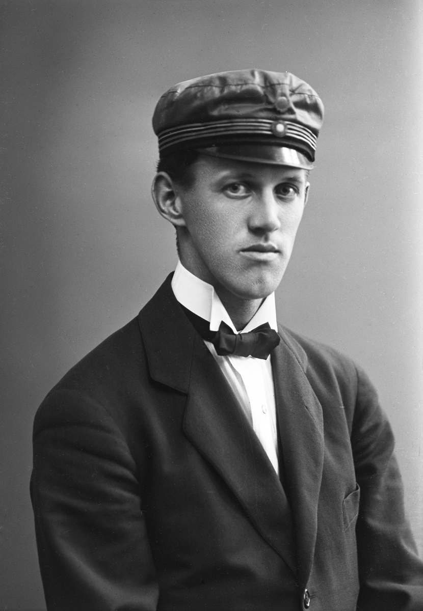 Gunnar Engström från Sällstorp under utbildningen till folkskollärare vid Göteborgs fokskoleseminarium. Han tog sin examen 1920 och blev folkskollärare i hemsocknen Sällstorp, liksom även socknens klockare och kantor. Från Hallands kulturhistoriska museum finns en samling glasplåtar från ca 1913-1930 tagna av Gunnar publicerade här på DigitaltMuseum.