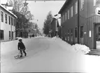 Fr.v Hammarlinds affär, Sahlanders ur och Wedins skor. Fr.h Lastbilscentralen; (f.d Konsum) och Nylands hotell.