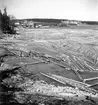 Utansjö Cellulosa AB, bildat1897 på konsul Fritz Versteeghs förslag för att tillvarata klentimmer. Fabriken togs i drift i mars 1900. 1904 beskrevs fabriken enligt följande i försäkringspappren: Alla fabrikshusen äro uppförda av sten med gavelspetsar av sten och utan överskjutande taksprång av trä samt under tak av asfaltpapp.