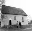 Högsjö gamla kyrka. Uppfördes i slutet av 1300-talet. Den brändes av ryssarna 1721. Kyrkan renoverades under kommande 15 åren under ledning av Hans Biskop en österbottnisk bildhuggare. Han tillverkade predikstolen och altaruppsättningen i kyrkan samt en del små inventarier. Bänkinredning samt läktare i väster är tillverkade av Jonas Lund och Olof Johansson Brandt. Förgyllning och målning av inredningen och de nya inventarierna gjordes av Erik Fällström på 1730-talet.