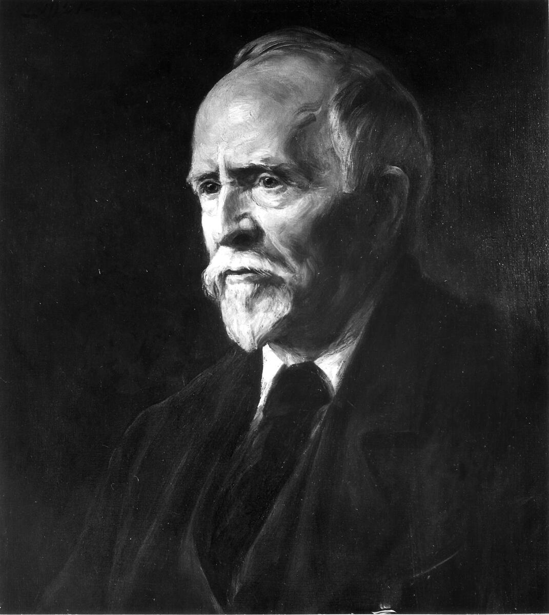 Porträtt av författaren Olof Högberg (1855-1932), Njurunda. vid 66 års ålder, bröstbild, vänd åt vänster, huvudet i halvprofil åt vänster, blå ögon, blicken till vänster, grå ögonbryn, kal hjässa, grått hår, gråa mustascher och grått hakskägg. Han bär svart uppknäppt kavaj, väst, vit skjorta och mörk slips. Mörkbrun bakgrund. konstnär fru Hildegard Thorell (1850-1930), Stockholm, 1921. 