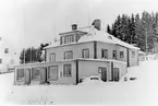 Skoaffär, ägare Olle Fredlund, senare både skor och läder. A. Högberg byggde huset 1936. Affärsdelen byggdes till 1946.