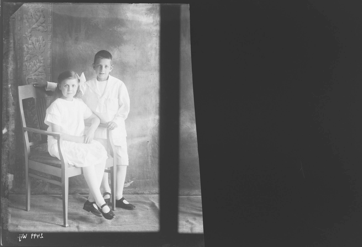 Fotografering beställd av Finnström. Föreställer sannolikt syskonen Nanna Margareta Vilhelmina Finnström (1914-2004) och Per Bertil Edvin Finnström (1916-2000) bosatta på Köpmangatan i Västerås.