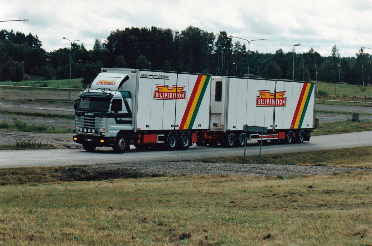 Göta Trängkår firar 90 år i Skövde den 28 sept 1995. Förbimarsch. Långtradarekipage från Björstigs (60 ton, 460 hk).