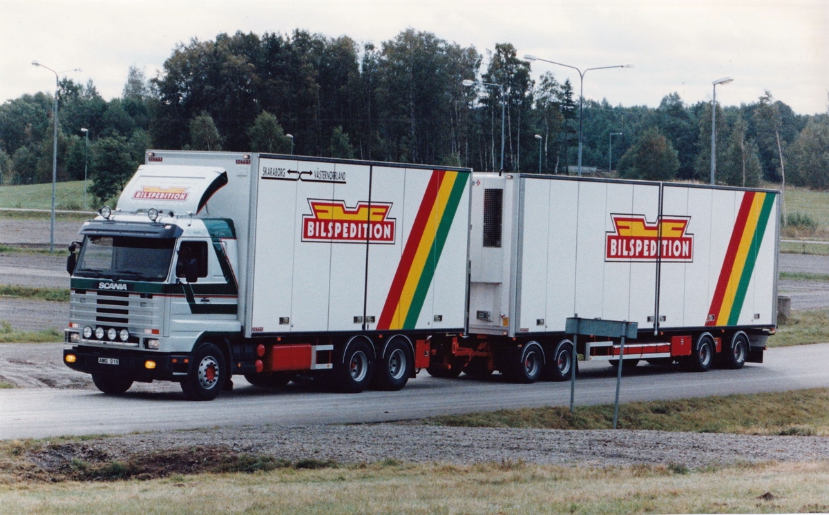 Göta Trängkår firar 90 år i Skövde den 28 sept 1995. Förbimarsch. Långtradarekipage från Björstigs (60 ton, 460 hk).