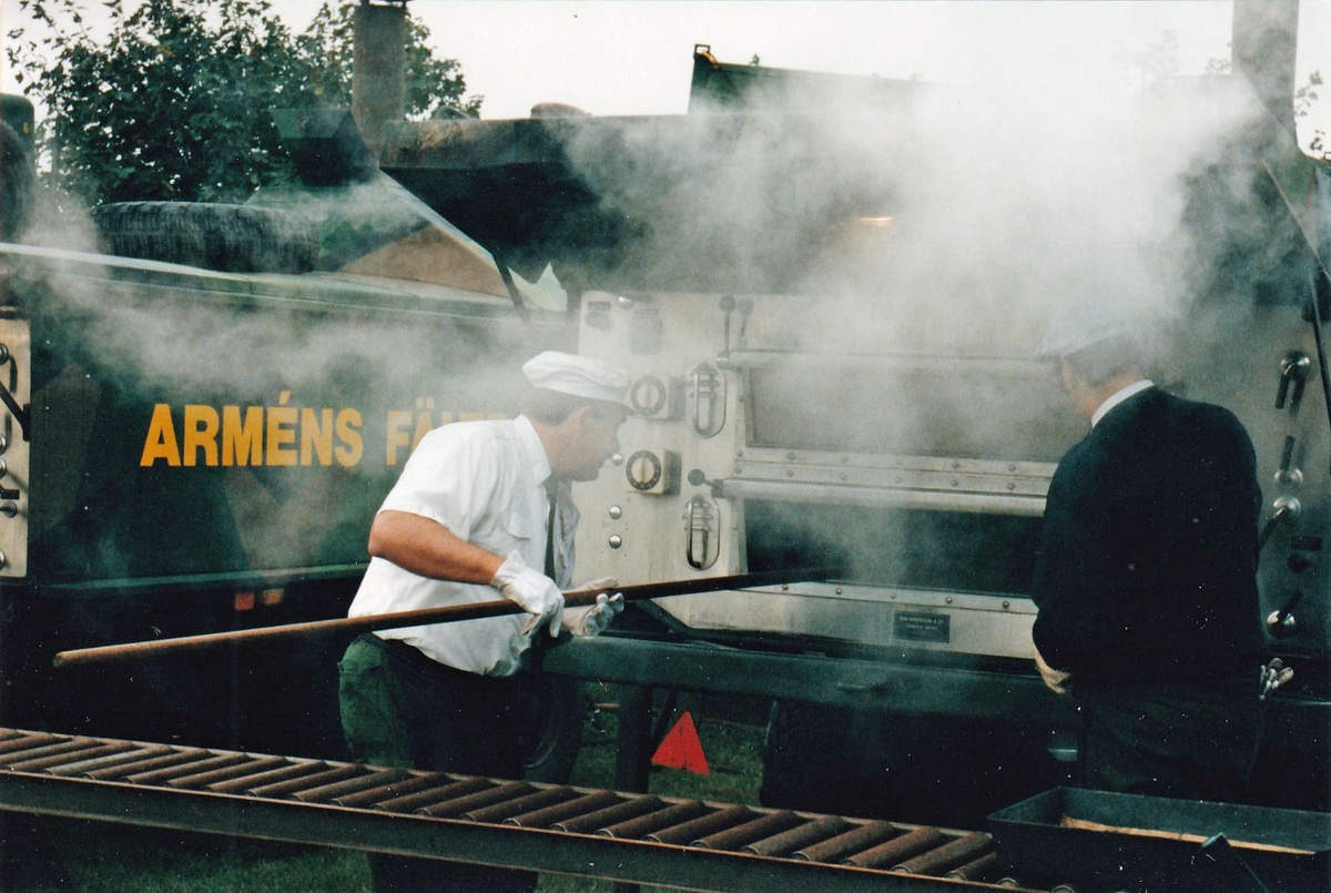 Göta Trängkår firar 90 år i Skövde den 28 sept 1995. Förevisningar. Ingemar Jönsson med medhjälpare bakar wienerbröd i fältbageriet till besökare på Heden.