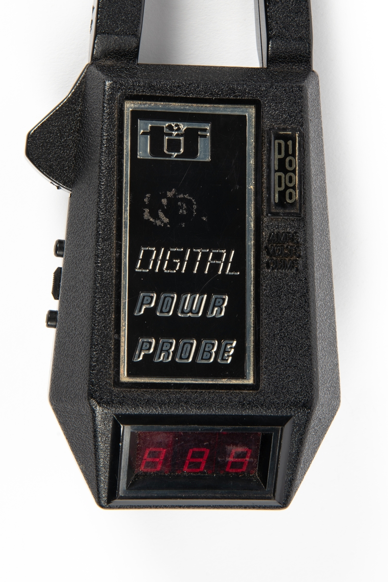 Digitalt tangmultimeter med etui.
