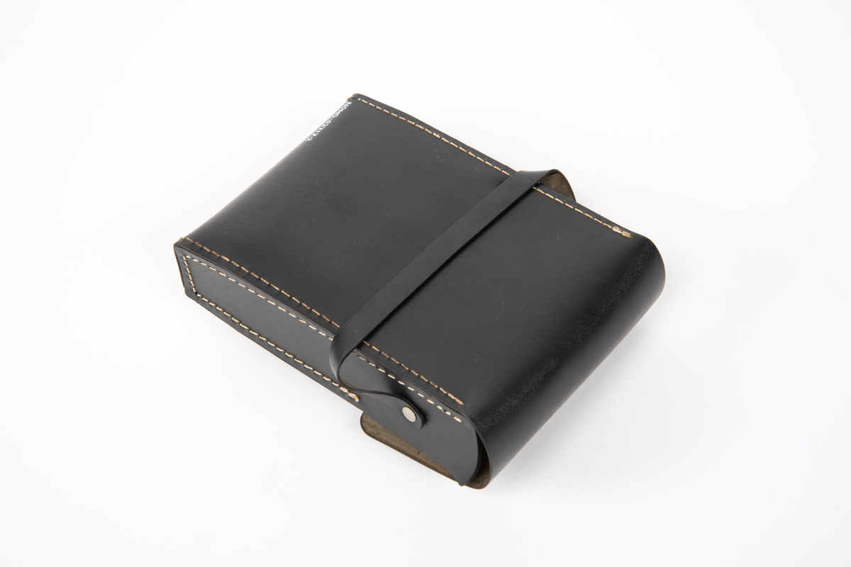Digitalt tangmultimeter med etui.
