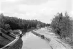 Vy från Hackefors sluss med utblick mot norr. Slussen tillkom i slutet av 1860-talet som del i den år 1871 invigda Kinda kanal. Till höger forsar Stångån uti vars fall på platsen bedrivits kvarnverksamhet sedan urminnes tider.