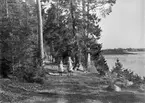 Två flickor på strandvägen mellan Stackstorp och Häradsskälet utmed Norrsjöns norra sida. Bebyggelsen till höger tillhör Sjöbacka gård. Bild från omkring förra sekelskiftet.
