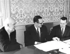 Sammanträdesrum på Johannisberg 1970. Fr.v byggn.nämndens ordf. Knut Dahlin, Bollstabruk, Distriktlantm. Vilhelm Scherdin, Sollefteå, Nils-Åke Olsson, GVAB, Sollefteå.