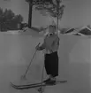 Barn på skidor. Troligen 50-60 talet.