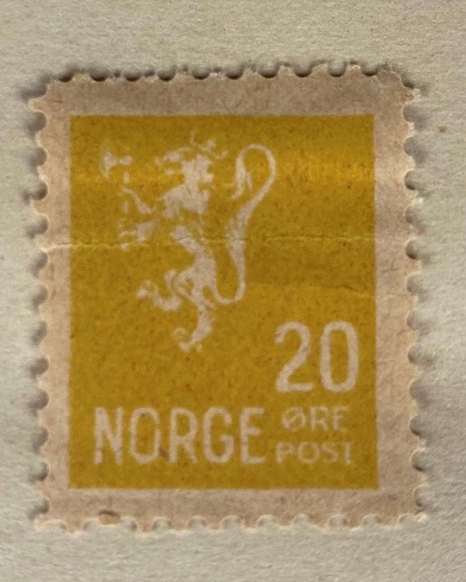 To falske frimerker med ulik verdi, motiv av løve med øks. Frimerkene er festet på et papirark med skrevet informasjon.