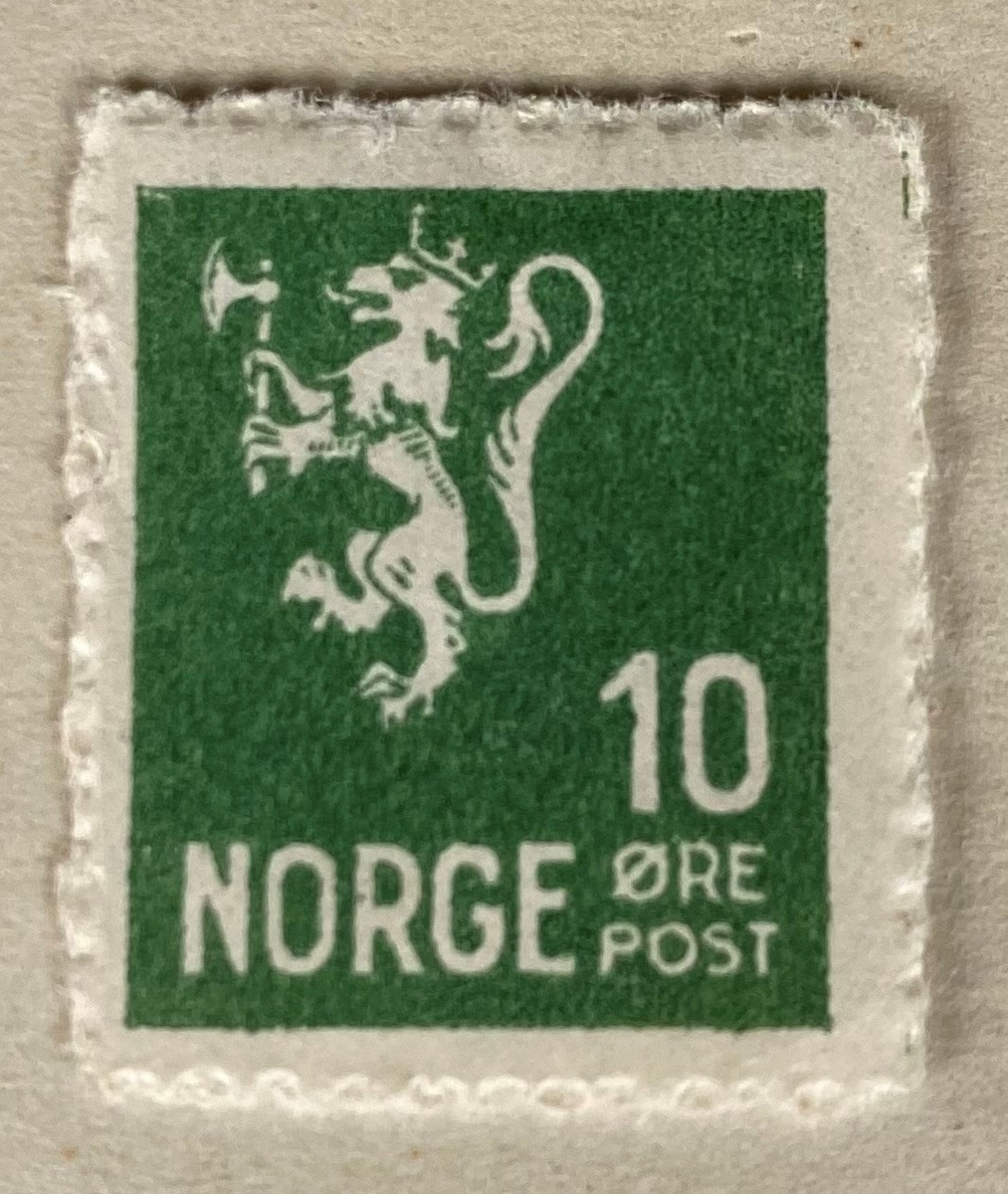 To falske frimerker med ulik verdi, motiv av løve med øks. Frimerkene er festet på et papirark med skrevet informasjon.