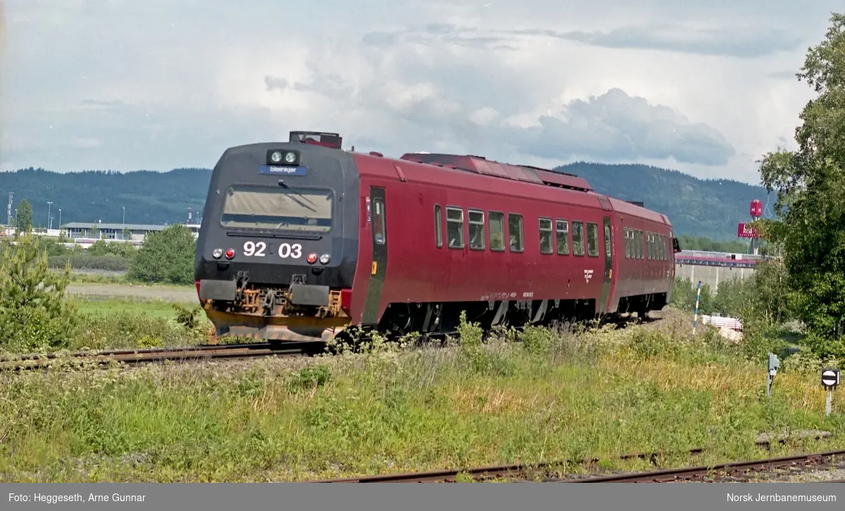 Dieselmotorvognsett type 92 med motorvogn BM 92 03 nærmest, med persontog til Steinkjer på Stjørdal  stasjon