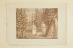 Gravyr av Fredrik Erik Martin efter förlaga av Pehr Hilleström från omkring 1800. En samisk familj utanför en kåta i skogen, renar bland träden. L.A. 1044. Jämför NMA.0103165.