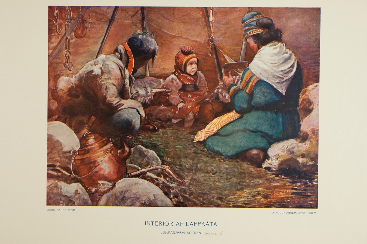 Färgtryck efter målning av John Bauer. Familj i sin kåta, kvinnan väver. Motivet är publicerat i "Lappland : Det Stora Svenska Framtidslandet - En skildring i ord och bild af dess natur och folk", 1904,