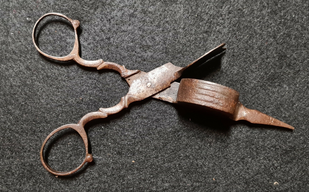 Ljussax av stål.

Från Kind, Västergötland. Både VM 03 532 - 03 533 inköpta för 0,50 :-.