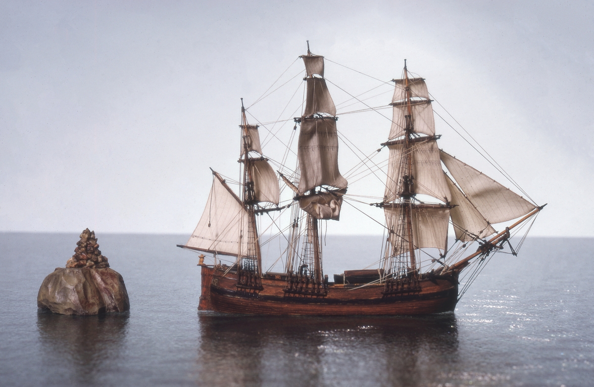 Vattenlinjemodell av Galjot. Rårna brassade back på stortoppen. Skrovet rundgattat. Fyra fönster i akterspegeln.Föremålets form: Vattenlinjemodell