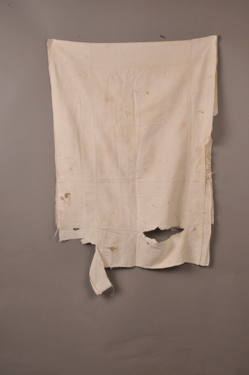 Duk i bomull med rutemønster i vevinga. Kant i same stoff som resten av duken. Rektangulær. Maskinsydd duk. Bøtt nokre satder. Restar av blonde kring tre av sidene.