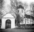 Porten Högsjö nya kyrka. Kyrkan invigdes 1789. Byggmästaren var Simon Geting från Sundsvall efter ritningar av Per Hagmansson bosatt i Sundsvall. Bildhuggaren till en del inredning är Pehr Westman från Hemsön. Predikstolen och altaruppsättningen i den nyklassicistiska stilen är Olof Hofréns arbete. Orgel tillverkades av J.G. Ek från Härnösand. Olof Hofrén fick i uppdrag att måla, ornera och förgylla orgelfasaden. Altartavlan föreställande korset på Golgatan är en målning av Sven Linnborg från början av 1900-talet.