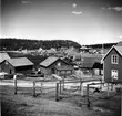 Trysunda fiskeläge. Fjärrfiskeläge från 1600-talet med kapell från 1654 och kyrkogård. Karaktärisk bebyggelsestruktur med strandnära bygata som särskiljer en tätt samlad rad med kokhus och sjöbodar från gistvallar och ekonomibyggnader för djuren. Sjöströms gistgård, stuga och sjöbod  Linus Wiklunds sjöbod till vänster. Linus Lundströms sjöbod till höger. Detta fotografi som är taget 1949 av Nils J. Nilsson föreställer från vänster Levi Viklunds sjöbod, därefter Hugo Lundgren sjöbod och gavel på boningshus, till höger Linus Lundström lillstuga/vedbod och sjöbod