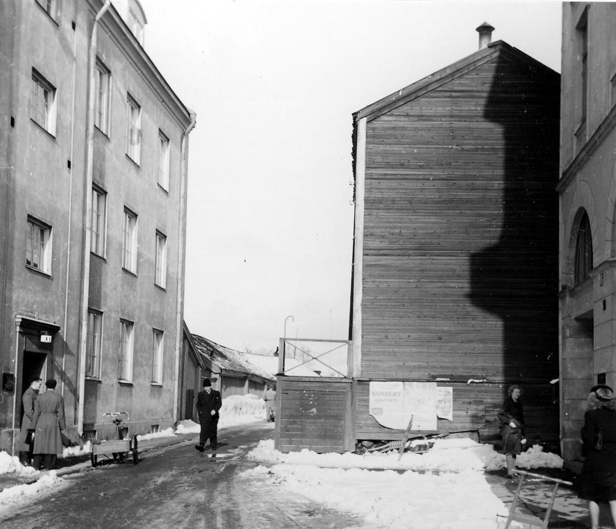 Stadsbebyggelse. Trähuset, som skjuter ut i Storgatan ligger på tomt nr 14, stenhuset-gasverkets kontor på tomt nr 16.