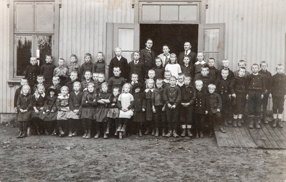 Klassebilde Kløfta skole. Stor gruppe ukjente elever, Bakerst til høyre, lærer Eivind Hovind, fra Løten.  (1885-1948), lærer i Stange kommune, gift med Berthe Honerud. Her fra Kløfta skole, der han var skolestyrer. Han var også kirkesanger. Ingen kjente blant barna