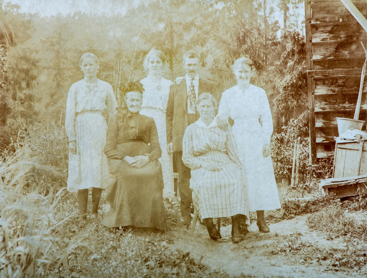 Gruppe 6 personer.
Foran fra Venstre, Petrine Hovind, født Christoffersdatter Sæter, gift med Mikkel Hovind, Petrine levde fra 1848 til 1920, her iført sørgeklær, antagelig etter mannens død i 1915.
Nr to til høyre foran Helga Hovind, født 1881, gift med enkemann Kristian Dalby som kjøpte Hovind gard av Mikkel Hovind.
Fra venstre bak. Inge Pauline Hovind, 1890, lærer i Vallset og Romedal, født 1890, gift med Karl Goversten, emisær fra Lillesand.
Nr 2 fra venstre, mulig Lise Hovind, født 1879.
Emil Hovind, 1871, Gift med Tora Torvaldsen Bækkevold.
Til høyre for Emil, mulig Kristofine, født 1887, hustellærer i Åmot. 
Foto tatt på Ålsætre i Løten.