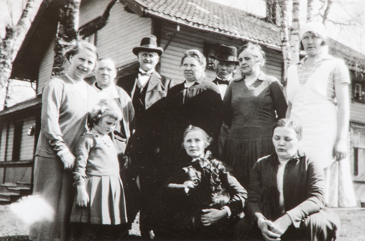 Gruppe 10 personer. 
Kristian Dalby, som kjøpte garden Hovind av Mikkel Hovind.  
Til høyre bak, Emil Hovind, 1871, Gift med Tora Torvaldsen Bækkevold, Løten.
Foran fra venstre, Inga  Pauline Hovind, 1890, lærer i Vallset og Romedal, født 1890, gift med Karl Goversten, emmisær fra Lillesand med datteren Reidun.
Helga Hovind, født 1881, gift med enkemann Kristian Dalby som kjøpte Hovind gard av Mikkel Hovind.
Lise Hovind, født 1879.
Ukjent.
Berthe Hovind, født Honerud, gift med Eivind Hovind.
Foran Mina Hovind,  1877, gift med Haakon Kilde, Rena.
Foran til høyre Helga Hovind, født 1881, gift med enkemann Kristian Dalby som kjøpte Hovind gard av Mikkel Hovind.
Bildet ble sendt som julekort, julen 1932.