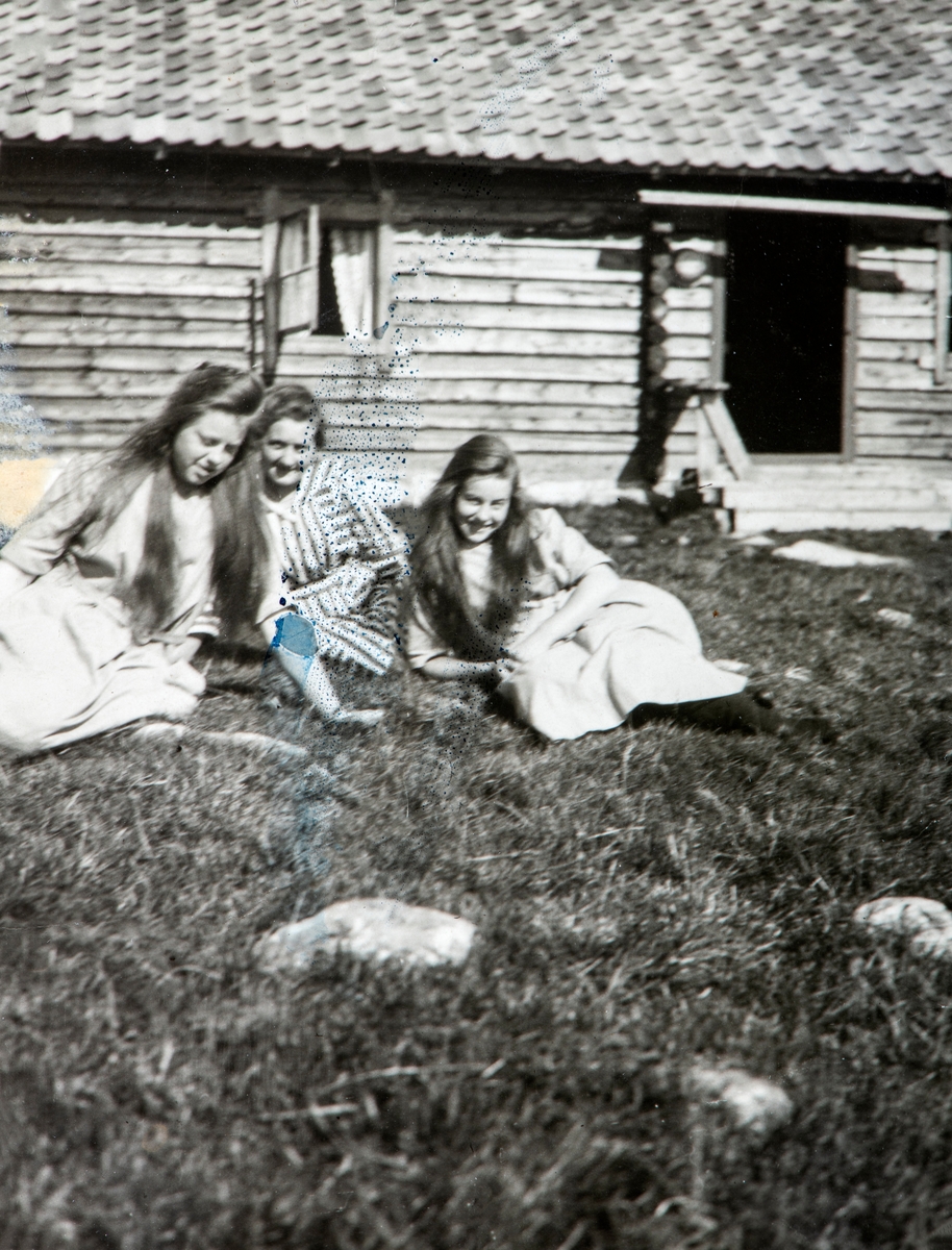 Gruppe 3 jenter.
Søstrene Hovind i Løten.
Mina Hovind, født 1877, gift med Haakon Kilde, Rena.
Kristofine (Kitt) født 1887, hustellærer i Åmot.
Inga  Pauline Hovind? født 1890, lærer i Vallset og Romedal, gift med Karl Goversten, emmisær fra Lillesand.