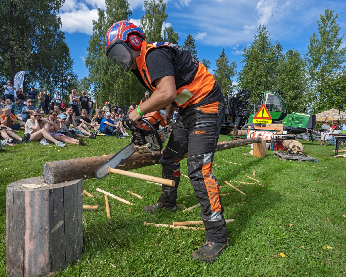 Fra De Nordiske Jakt- og Fiskedager 2022 på Anno Norsk Skogmuseum på Elverum, Innlandet. Ole Harald Løvenskiold Kveseth, tidligere verdensmester, demonstrerte sine ferdigheter med motorsag på Skogbrukstunet.