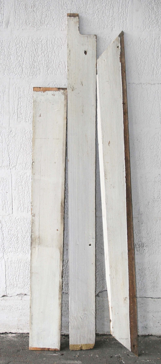 Dörr med 4 speglar, 2 liggande, 2 stående. Ena sidan grå, andra sidan vit. 2 stora lövformade beslag. Lås. Bruks-och färgslitage.

Till dörren hör foder.