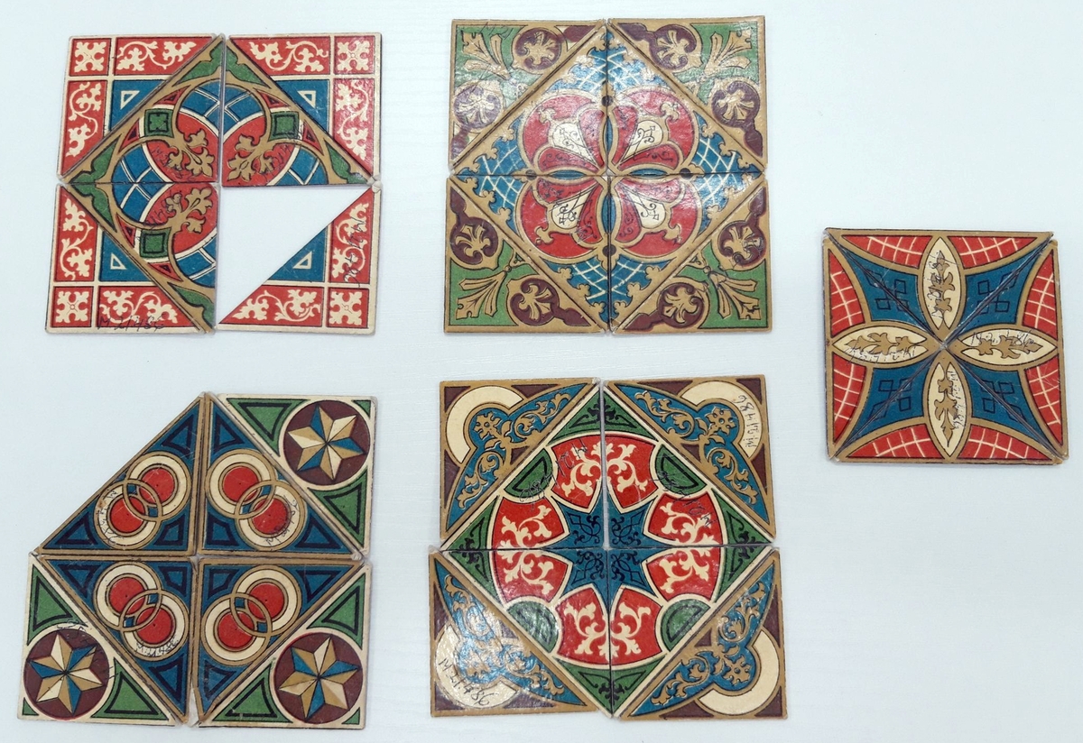 1) Pusselspel bestående av 48 vändbara rektangulära pusselbitar som skapar två olika figurmotiv, ett på vardera sidan. Ena sidan har motivet en pojke som leker med två flickor, den andra sidan ett motiv med en pojke och en häst.
2) Pusselspel bestående av 36 triangulära pusselbitar som skapar fyra-fem olika mosaikmönster. 
De båda oljetrycken är avsedda som mall för att visa hur pusslet skall se ut när det är färdigt. Alternativt kan trycken, efter inköp, vara avsedda att rama in och hängas på väggen.
Allt förvaras i en kartonglåda där motivet på locket är en väderkvarn och segelbåt, som ej är originalkartong.

Inskrivet i huvudkatalog 1970.