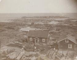 Storön på Svenska Högarna. Fyrvaktarbostället fotograferat f