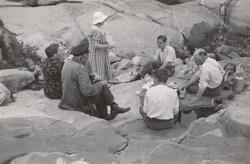 Fyrmästaren på Svenska högarna, Emanuel Lind (nr 2 fr v) med