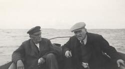 Bröderna Emanuel (t v) och Erik Lind i en båt. Den förstnämn