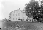 Åbord, byggd av kapten E.M. Nordstrand. Inköpt av konsul John Ekman och flyttad till Väja.