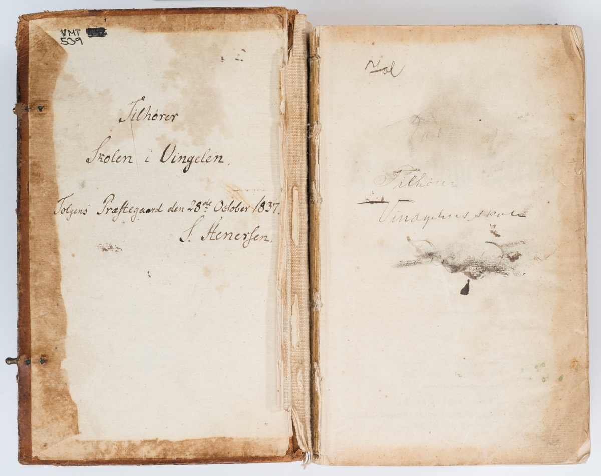 Bibelen. Christiania. 1834.

Helbind, skinn. Merker etter to spenner som mangler. Påklistrert papir med "Biblia" på ryggen. Bindet er slitt, noe revnet og bokmaterien har delvis løsnet fra innbindinga.