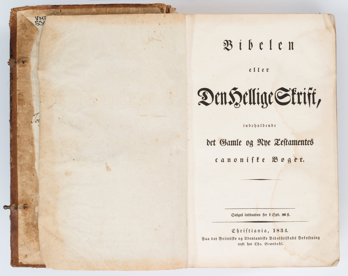 Bibelen. Christiania. 1834.

Helbind, skinn. Merker etter to spenner som mangler. Påklistrert papir med "Biblia" på ryggen. Bindet er slitt, noe revnet og bokmaterien har delvis løsnet fra innbindinga.