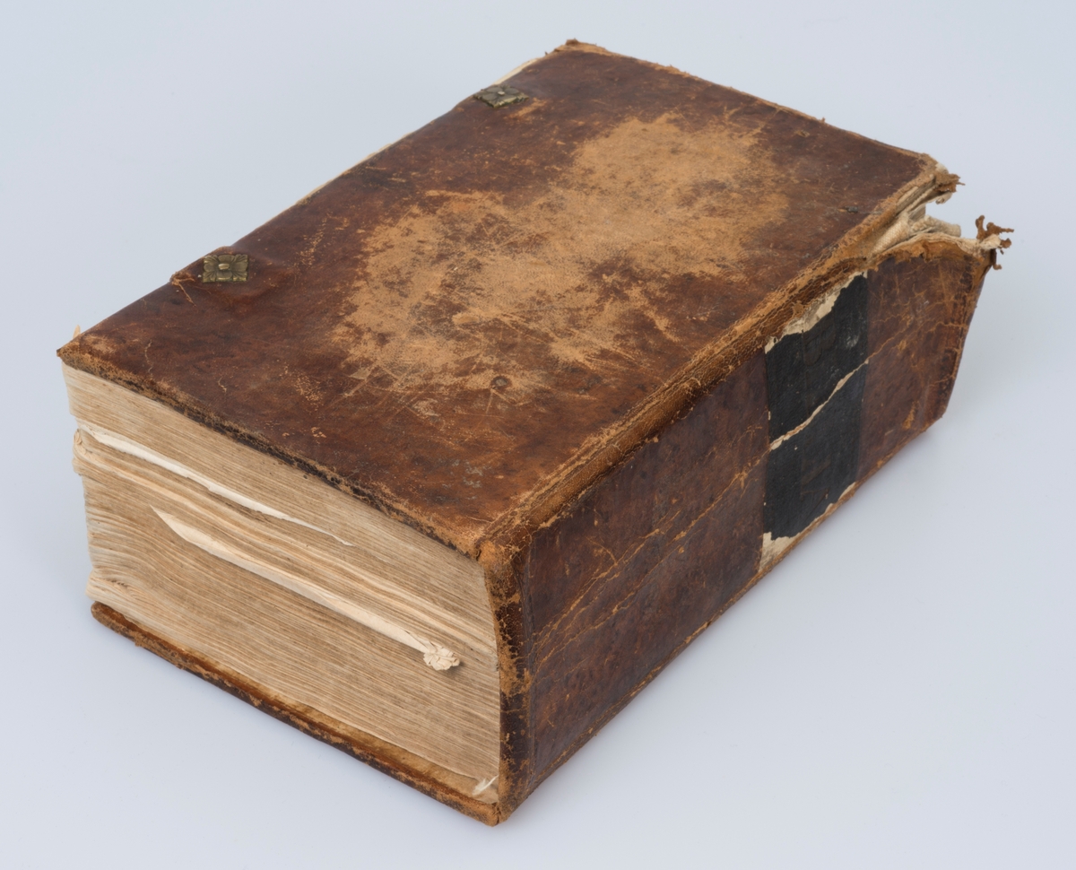 Bibelen. Christiania. 1834.

Helbind, skinn. Merker etter to spenner som mangler. Påklistrert papir med "Biblia" på ryggen. Bindet er slitt, noe revnet og bokmaterien har delvis løsnet fra innbindinga.