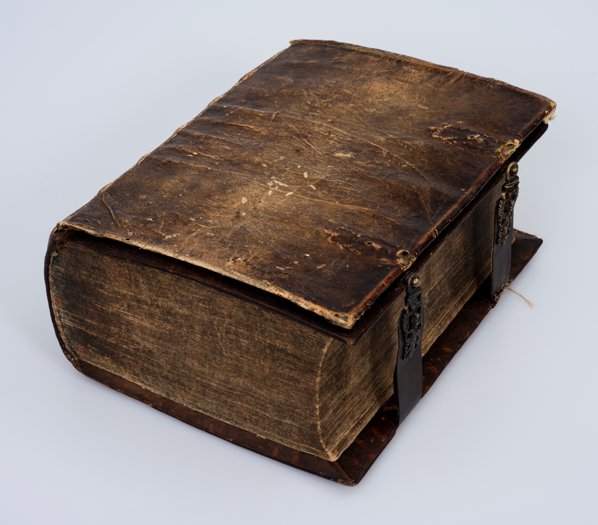 BIBLIA , Det er Den Gandske Hellige Skrift, Ved Kong Frederich Den Fierdes Christelige Omsorg. KIØBENHAVN , Trykket udi Missions-Collegii Bogtrykkeri. Anno 1722

Bibel, dansk, fra 1722 i kvartformat. Skinnbind, opprinnelig, samt sekundært skinnbind (varebind) overtrekt.  Omfattende dekor og "BIBLIA" på rygg.  Muligens dekorert snitt. To bokspenner med ornamentert hode i messing og remmer laget av lær og pergament.

Dette er en stor bibel i kvartformat. Det er en meget sjelden utgave. I forordet står det nevnt at man har tenkt på de gamle og svaksynte ved å trykke med stor skrift.