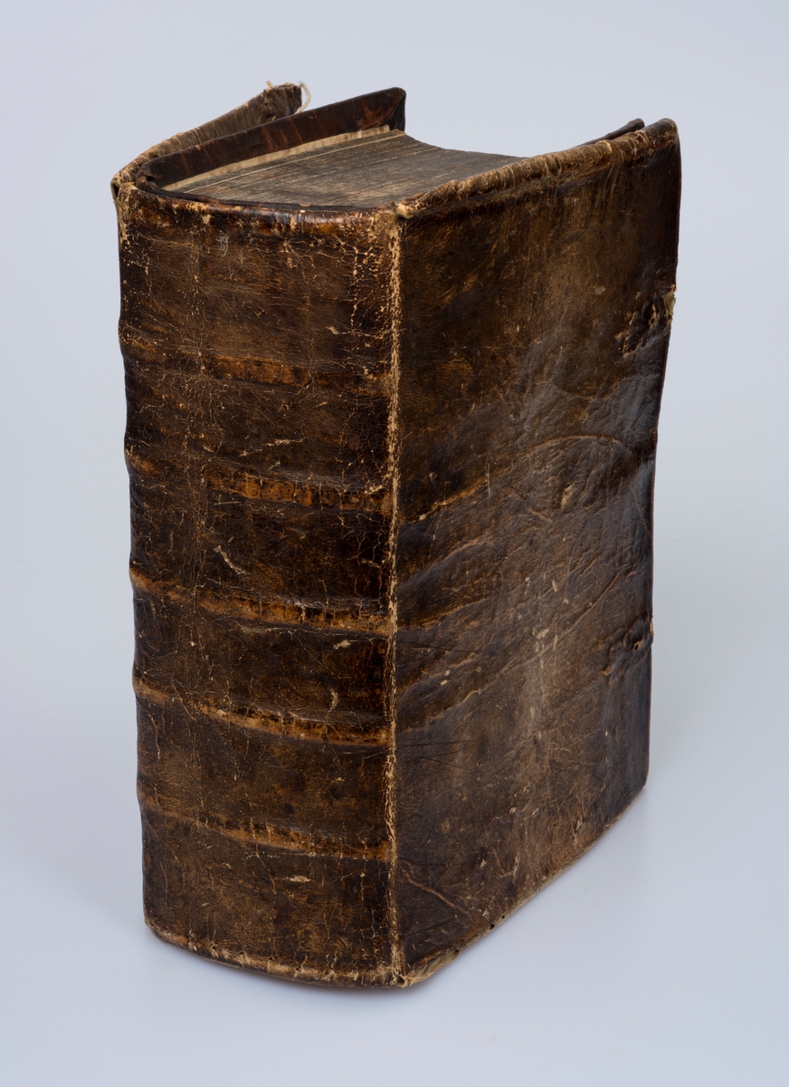 BIBLIA , Det er Den Gandske Hellige Skrift, Ved Kong Frederich Den Fierdes Christelige Omsorg. KIØBENHAVN , Trykket udi Missions-Collegii Bogtrykkeri. Anno 1722

Bibel, dansk, fra 1722 i kvartformat. Skinnbind, opprinnelig, samt sekundært skinnbind (varebind) overtrekt.  Omfattende dekor og "BIBLIA" på rygg.  Muligens dekorert snitt. To bokspenner med ornamentert hode i messing og remmer laget av lær og pergament.

Dette er en stor bibel i kvartformat. Det er en meget sjelden utgave. I forordet står det nevnt at man har tenkt på de gamle og svaksynte ved å trykke med stor skrift.